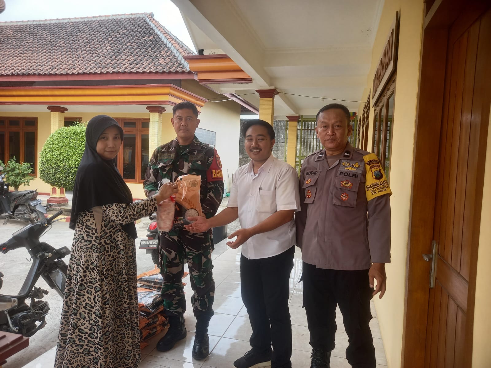 Bhabinkamtibmas desa Temuwulan kecamatan Perak dampingi warga yang terima bantuan dari AFCO Jombang