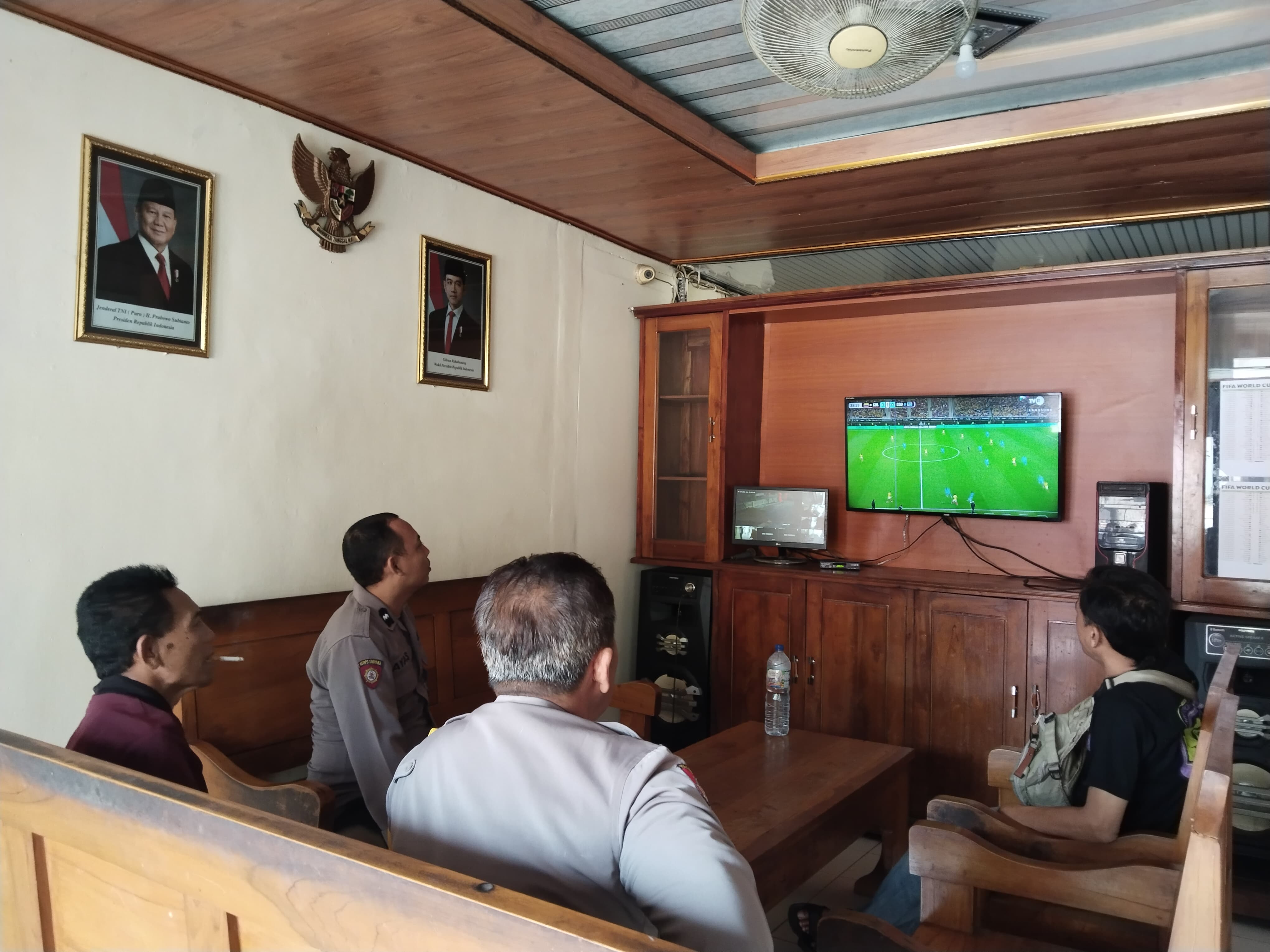 Polsek Kabuh Nobar Piala Dunia bersama warga