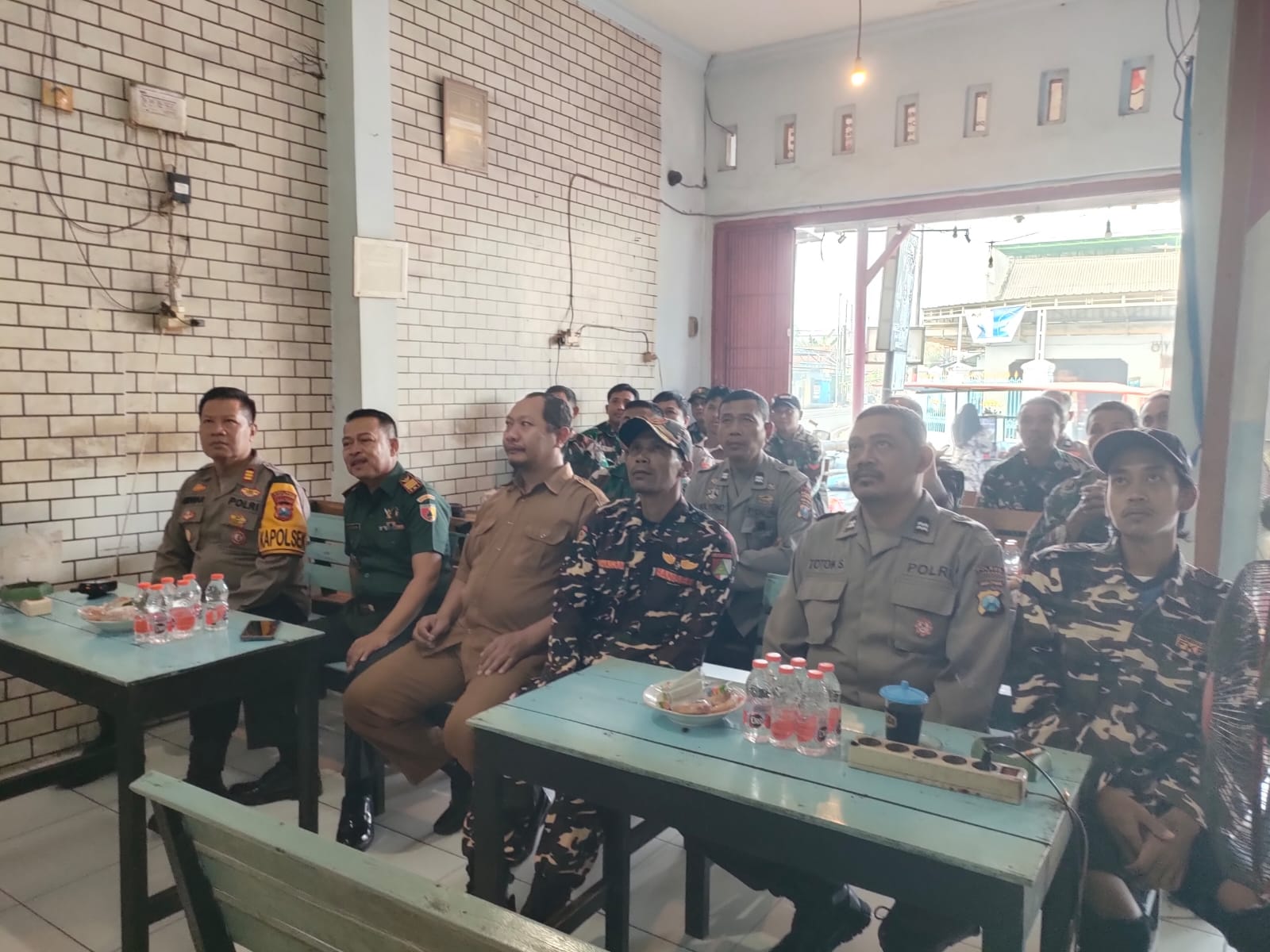 TNI-Polri Bersama Warga Nobar Piala Dunia 2026 di Warkop Desa Carangrejo