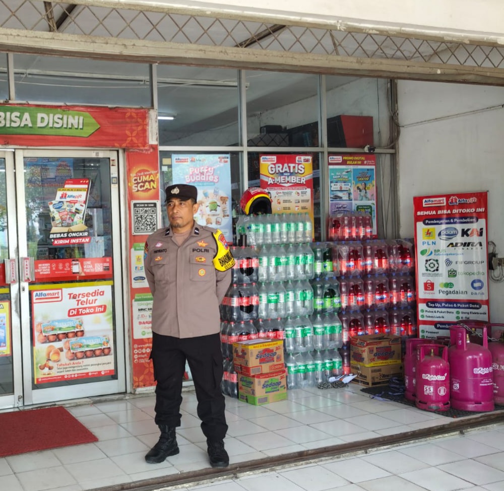 Anggota piket SPKT Polsek Perak Aipda Supriyanto giat patroli harkamtibmas siang hari ke Alfamart perak