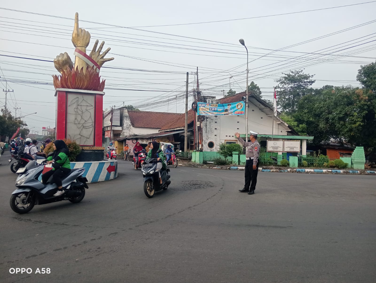Personil Polsek Ngoro Melaksanakan Pengaturan Lalu Lintas Jl. Supriadi Ngoro