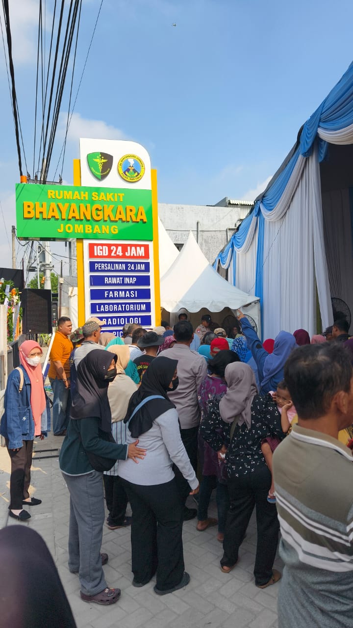 Kanit Binmas Polsek Perak Aiptu Hanim Murtadho sedang mengantar warga masyarakat yang ikut Rikkes gratis