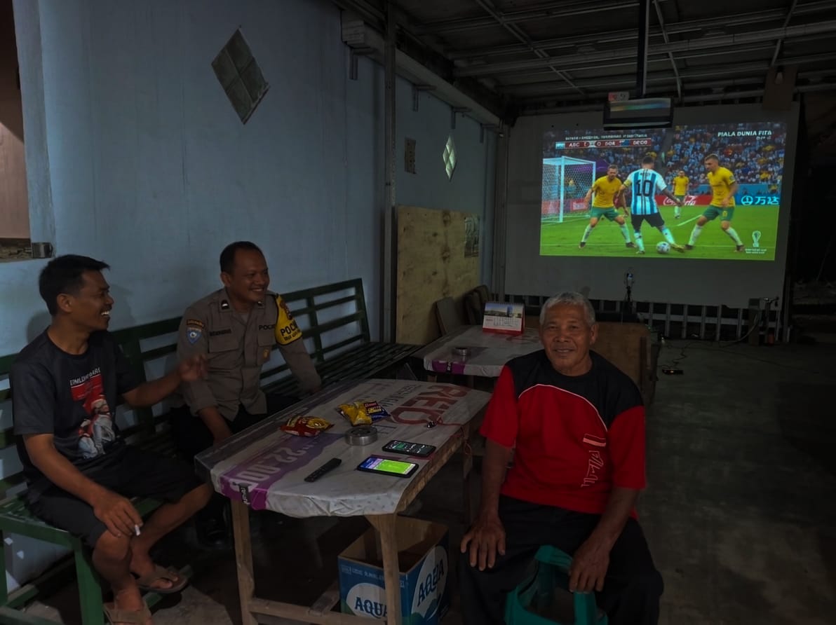 Nobar piala dunia sepakbola bersama warga dilakukan anggota Polsek Perak