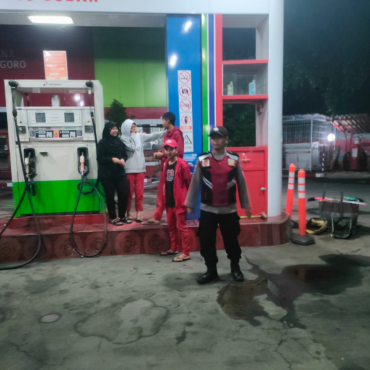 Patroli Harkamtibmas Polsek Ngoro di SPBU Ngoro Himbau Karyawan