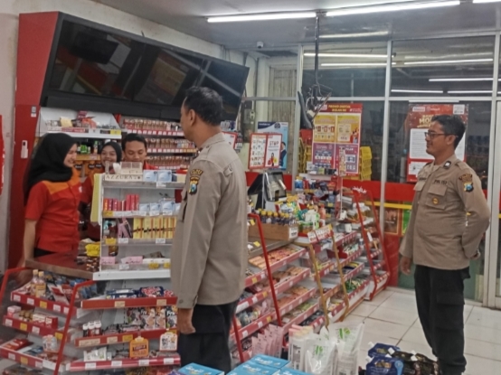 Patroli rutin di Alfamart Polisi Polsek Sumobito Polres Jombang sampaikan pesan kamtibmas kepada karyawan