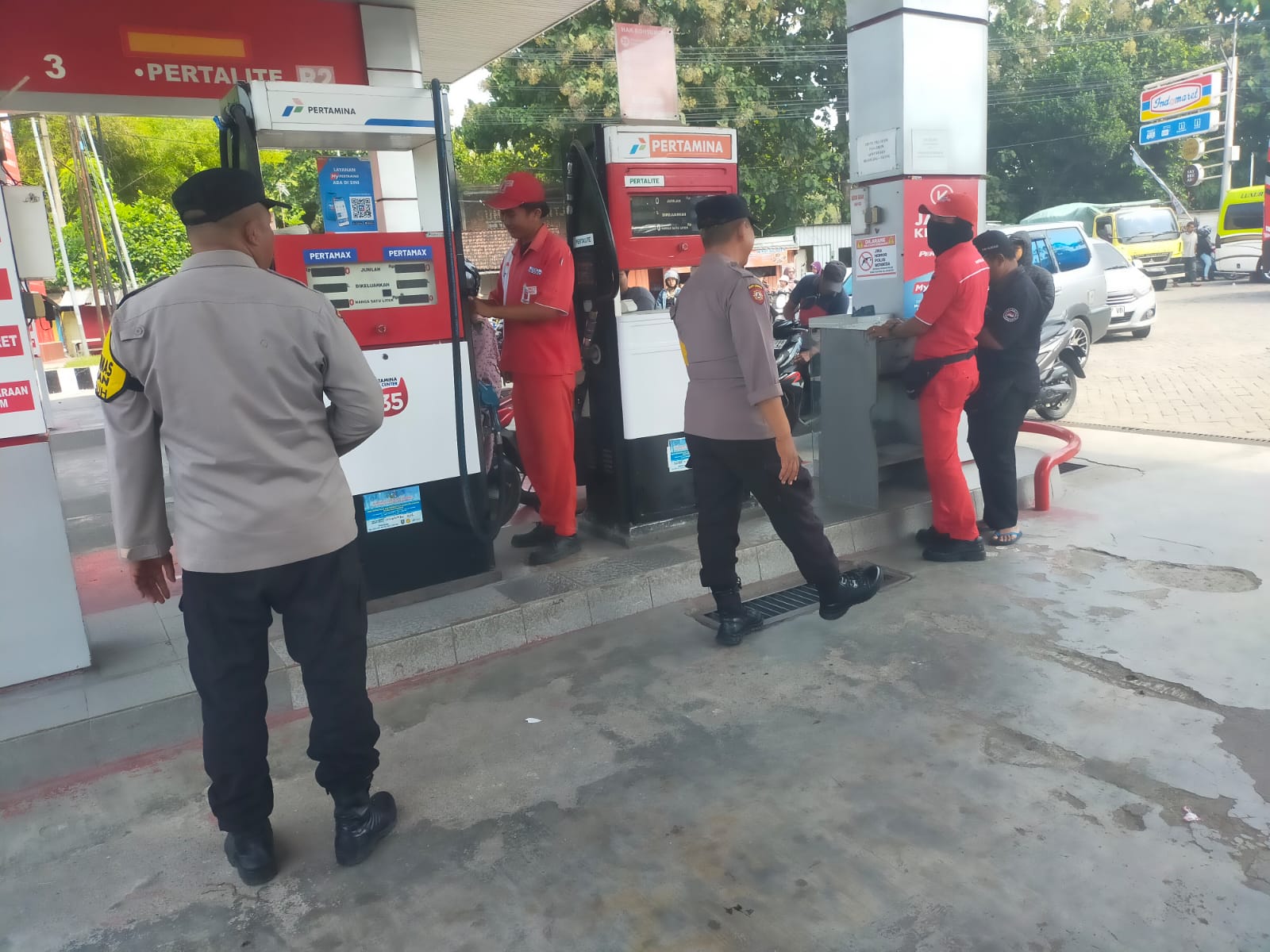 Polsek Kabuh Patroli di SPBU Kabuh, Jaga Keamanan dan Kelancaran Pelayanan Masyaraka
