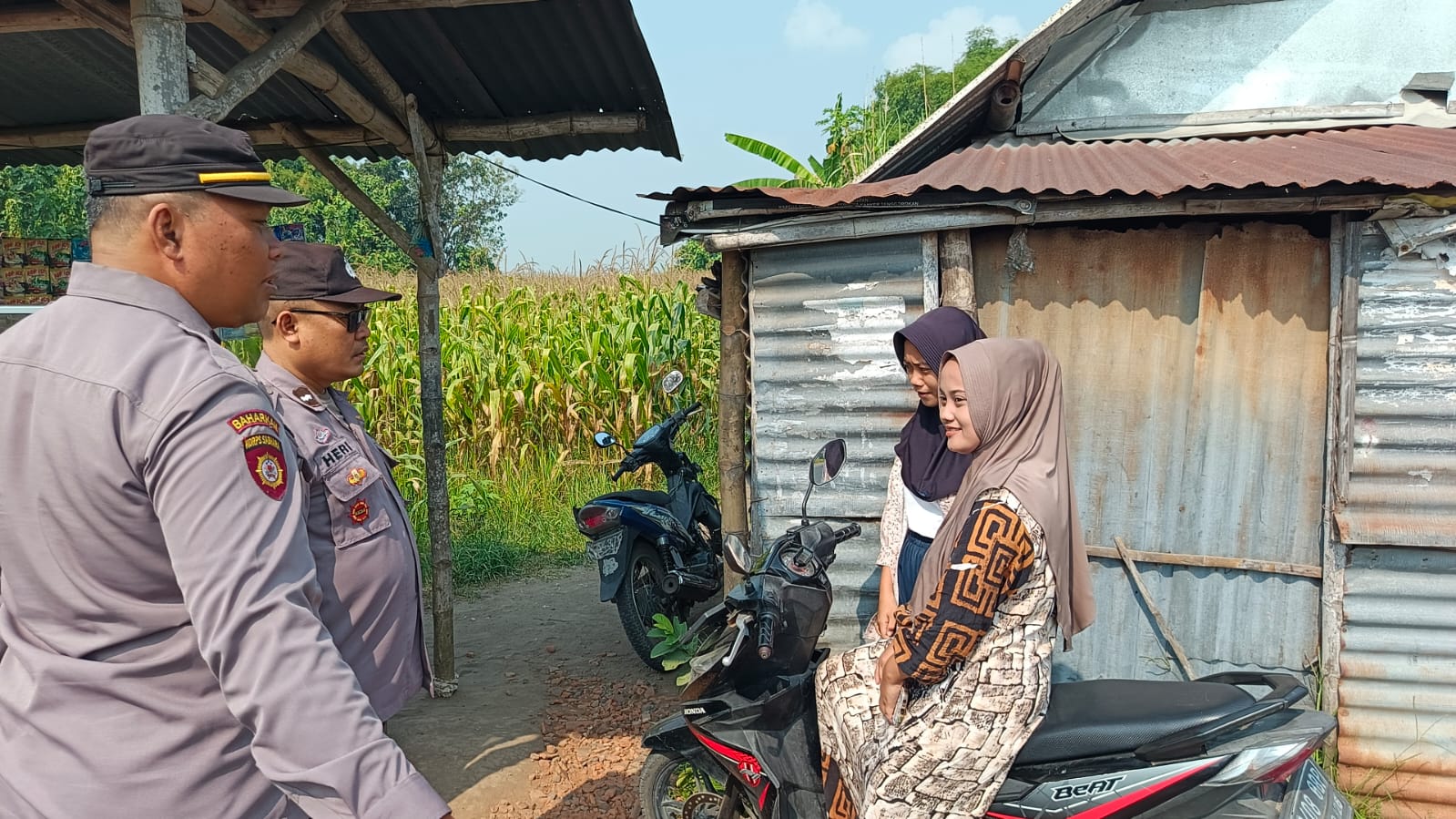 Patroli Harkamtibmas Anggota Polsek Jogoroto Memberi Himbauan Kepada Para Pemuda agar selalu mematuhi peraturan lalu lintas