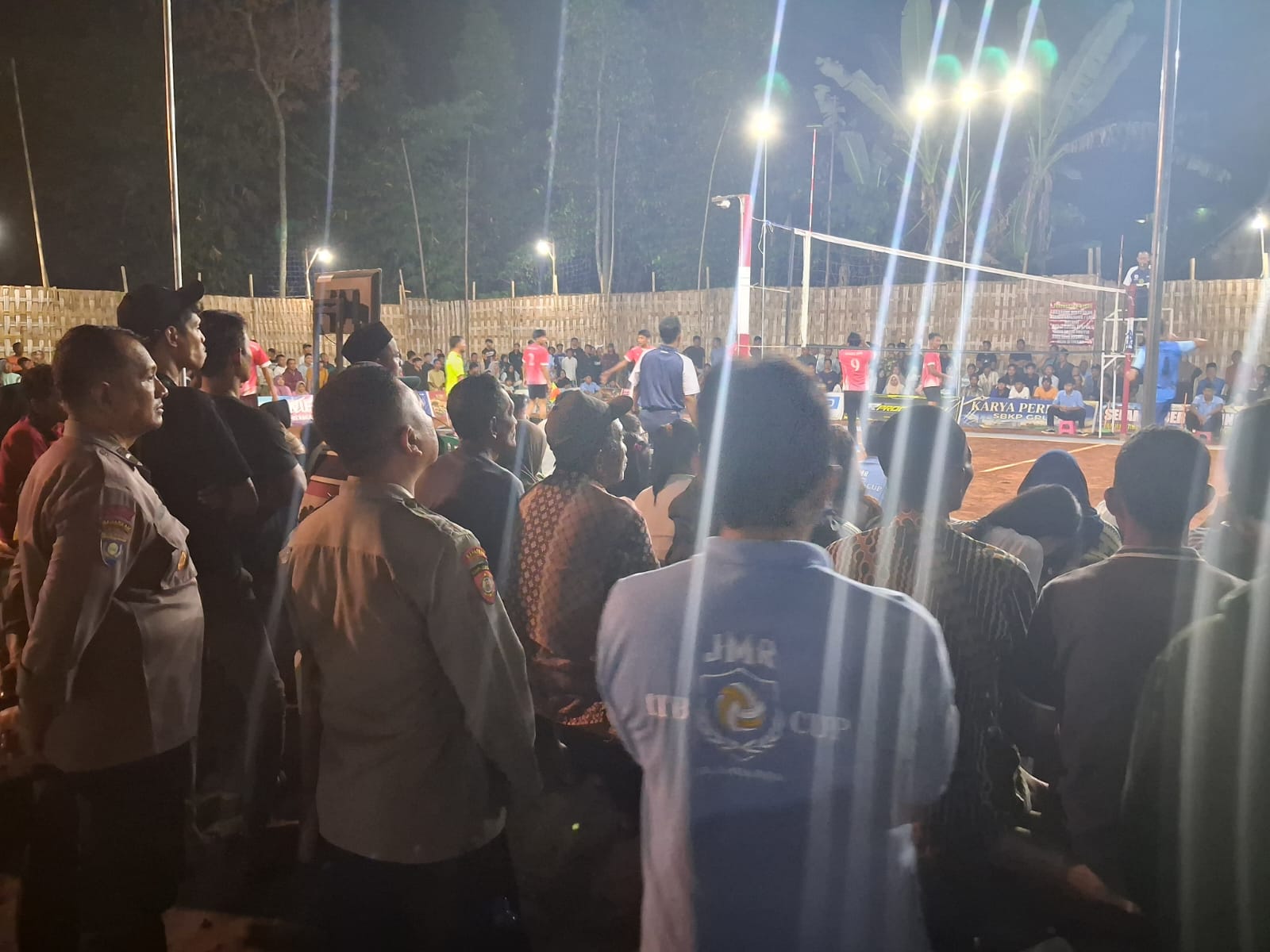 Anggota SPKT Polsek Jogoroto Bersama Bhabinkamtibmas Desa Sumbermulyo Melaksanakan Giat Pengamanan Turnamen Bola Volly Di Dsn. Semanding Ds. Sumbermulyo