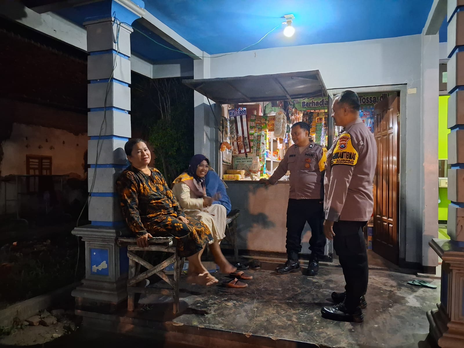 Ka SPKT Polsek Jogoroto Aiptu Anang Muslimin Bersama Anggota Lainnya Terlihat Berdialogis Bersama Dengan Warga Desa Sambirejo