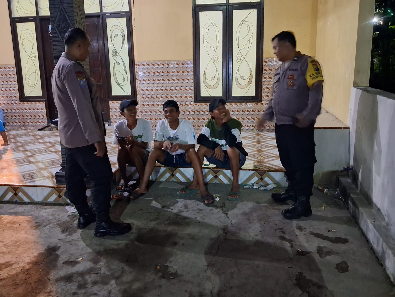 Patroli Harkamtibmas Serta Dialogis Kamtibmas Dengan Para Remaja Sekaligus Memberi Himbauan Kepada Remaja Agar Menjauhi Tindakan Yang Melanggar Hukum