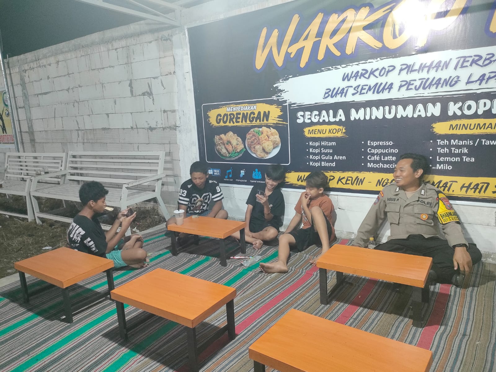 Bhabinkamtibmas Desa Pojokrejo Sapa Remaja di Warkop, Beri Himbauan Kamtibmas