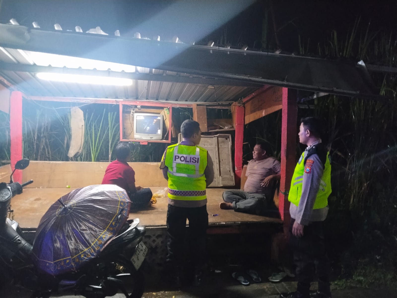 Sambang Poskamling Unit SPKT Polsek Jogoroto Memberi Himbauan Kamtibmas Kepada Warga Masyarakat