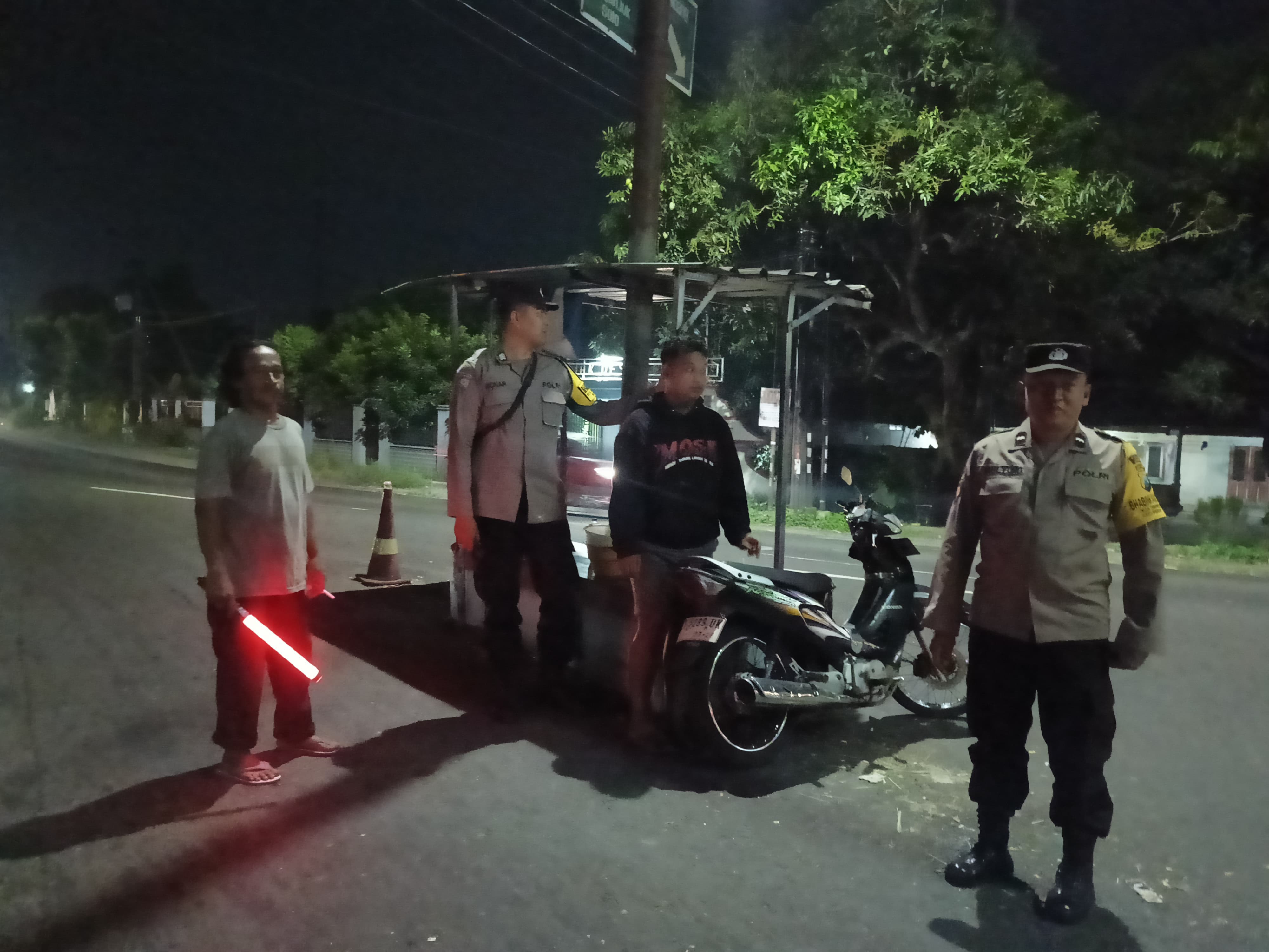 Pantau situasi jalan raya malam hari dilakukan anggota Polsek Perak cegah kejahatan malam