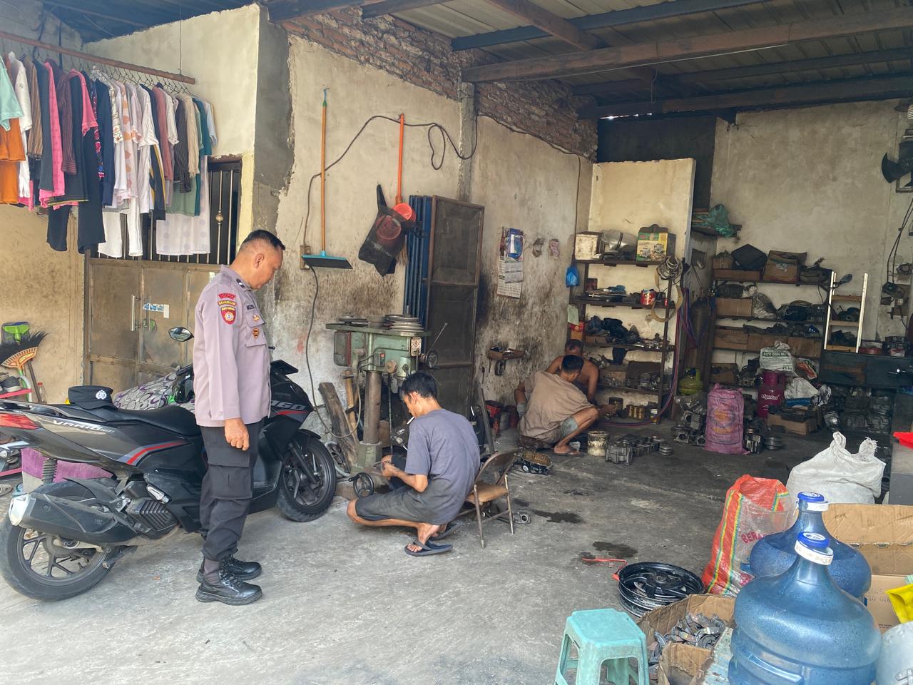 Polsek Perak patroli ke bengkel sepeda motor yang berada di wilayah kecamatan perak