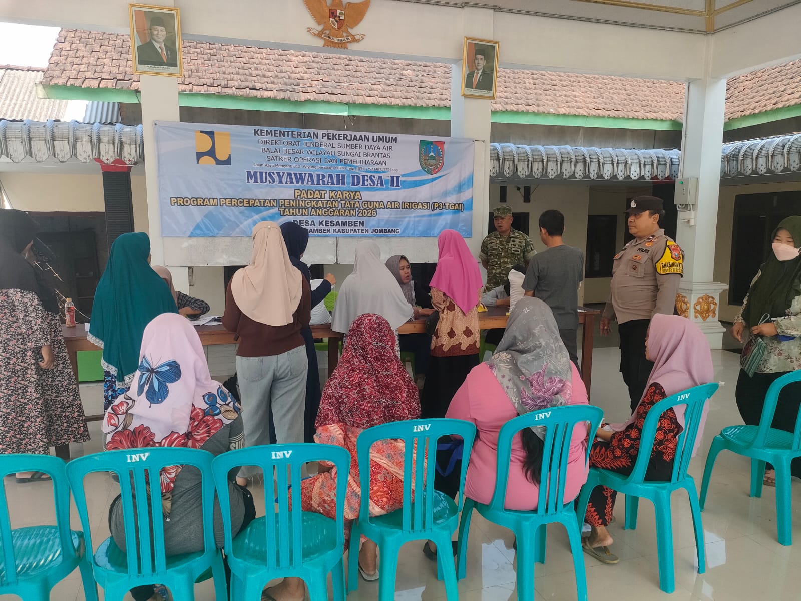 Bhabinkamtibmas dan Babinsa Desa Kesamben Awasi Penyaluran Bantuan Pangan, Pastikan Tepat Sasaran