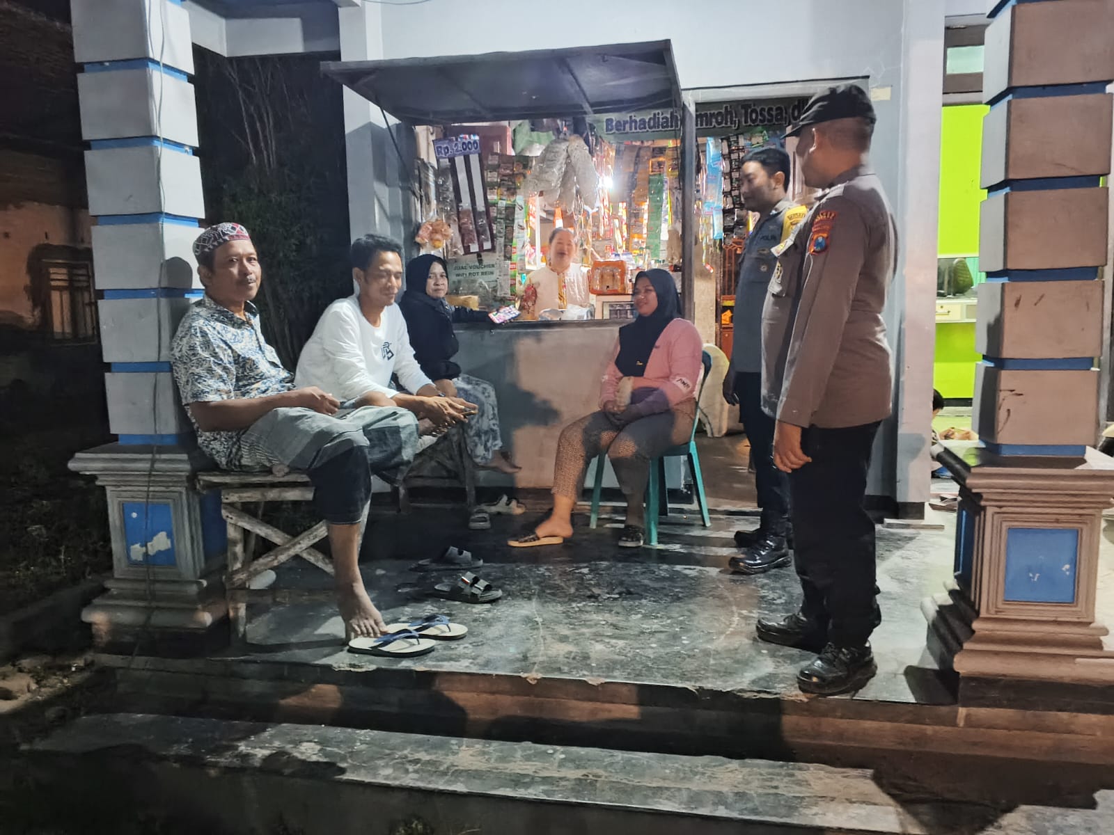 Patroli Harkamtibmas Malam Hari Anggota Polsek Jogoroto Sambang Pemukiman Serta Dialogis Kamtibmas Dengan Warga Masyarakat