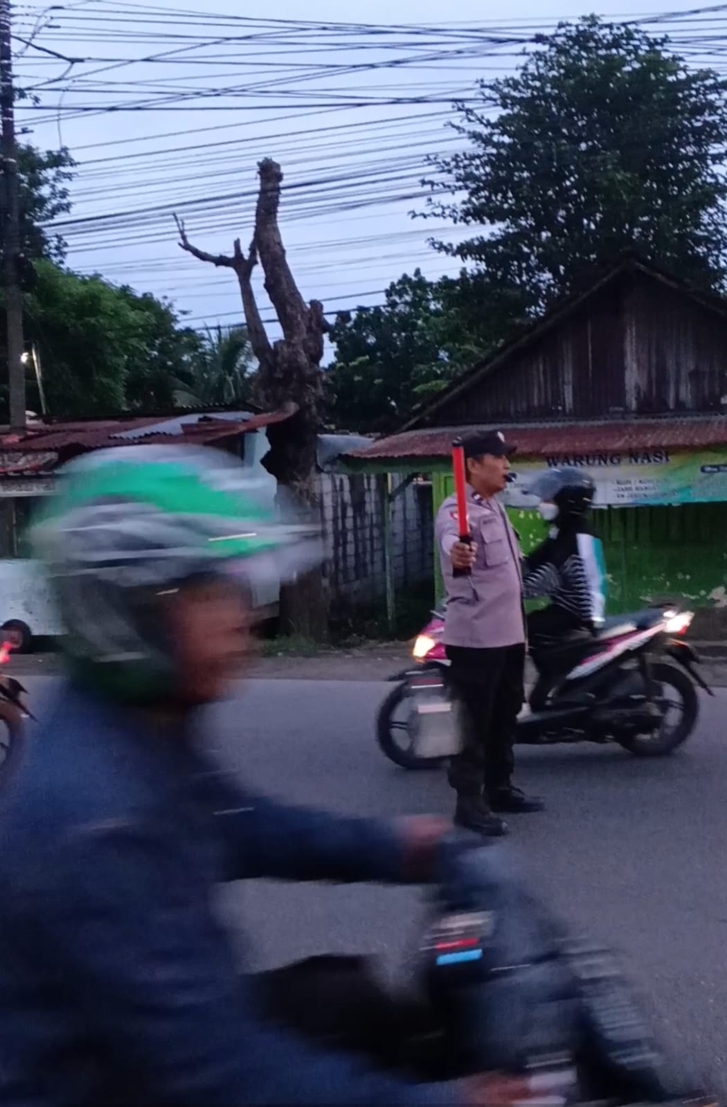 Kring pagi hari Polsek Perak di simpul jalan raya yang ramai dengan aktivitas masyarakat
