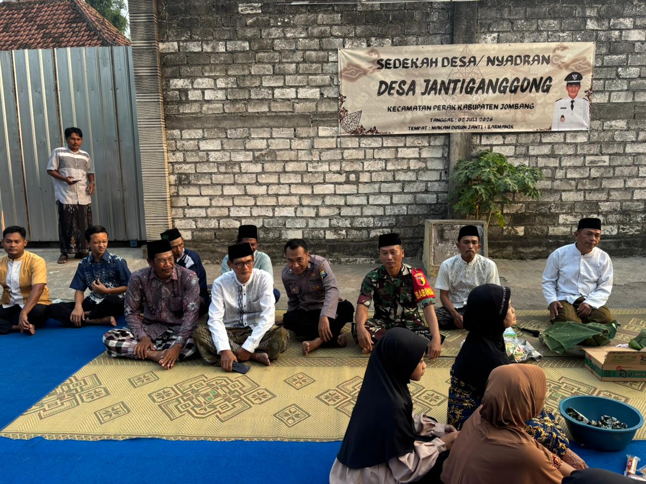 Hadiri giat di desa binaanya Bhabinkamtibmas desa Jantiganggong Bripka Eko bersama dengan perangkat Desa