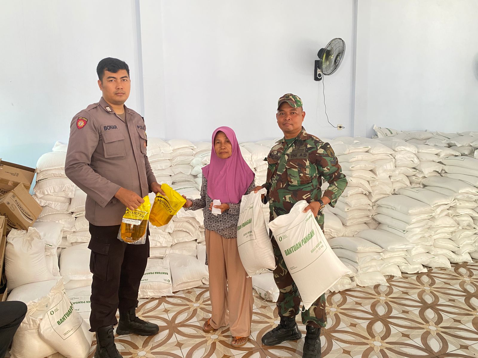 Bhabinkamtibmas desa kalangsemanding Brigadir M Bonar dampingi warganya untuk menerima bantuan pangan