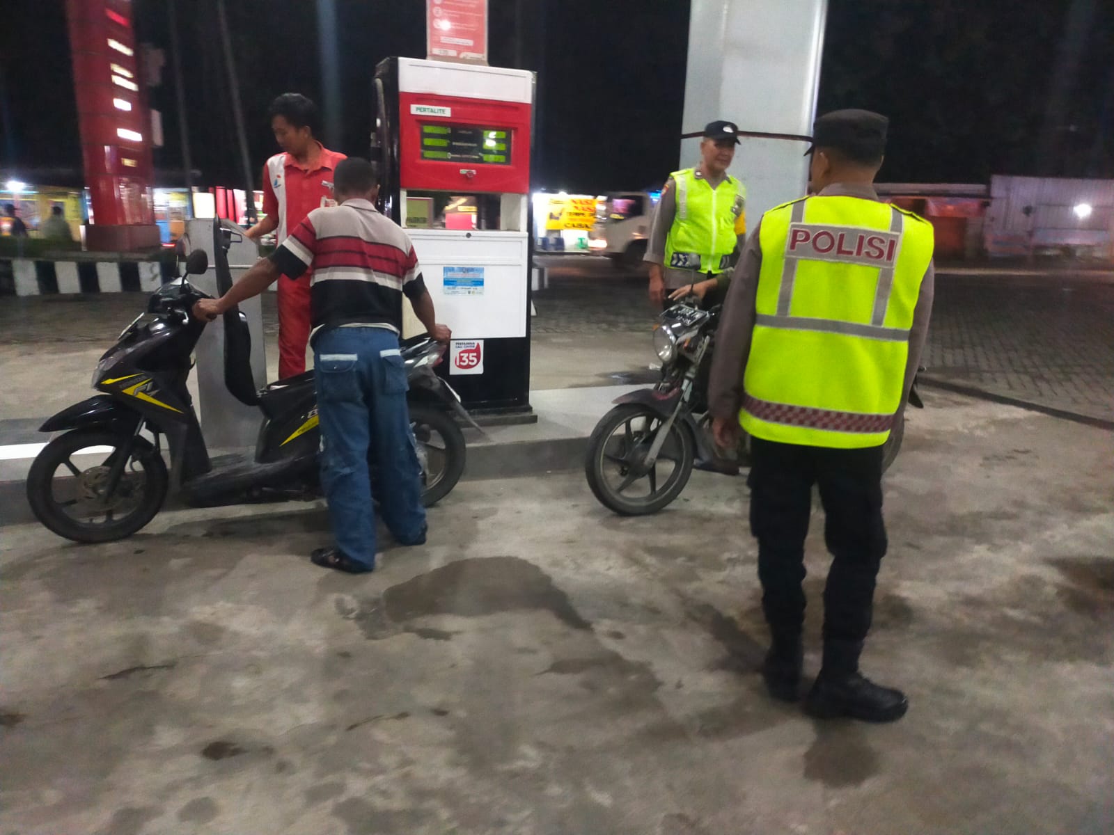 Polsek Kabuh Patroli Dialogis Dengan Petugas SPBU kabuh.