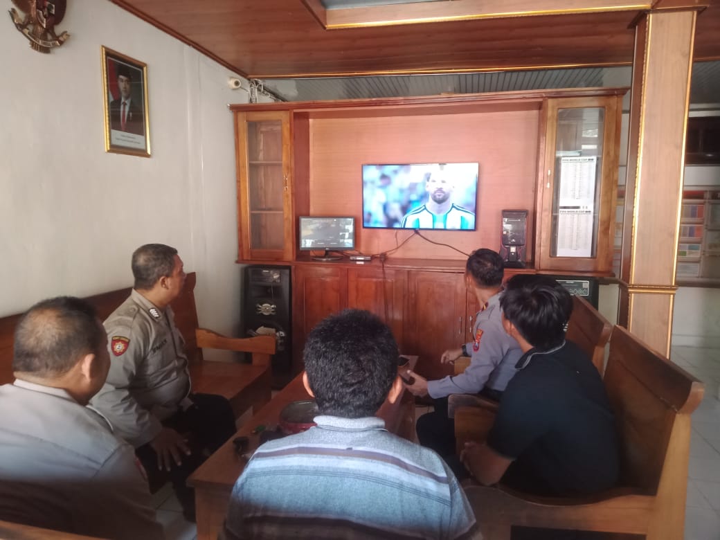 Dekat dengan warga polsek kabuh gelar nobar Piala Dunia