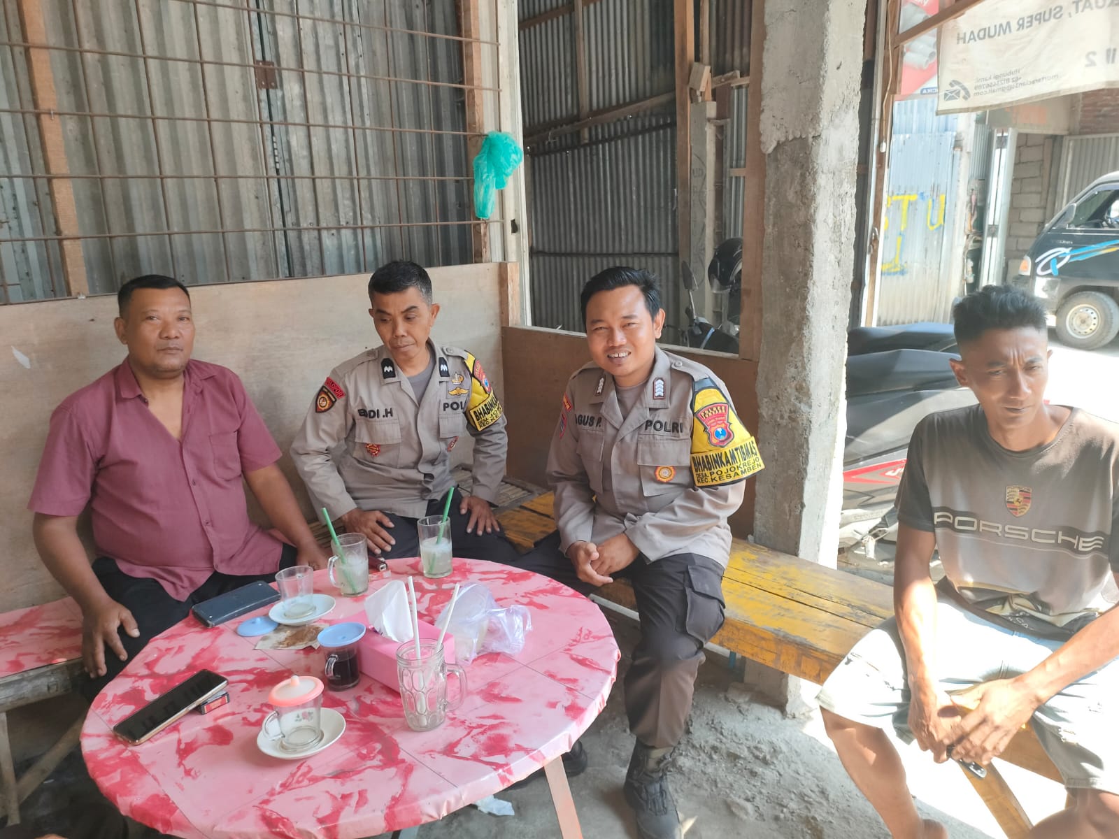 Ngopi Bareng Warga, Petugas Patroli Polsek Kesamben Bangun Kepercayaan Masyarakat