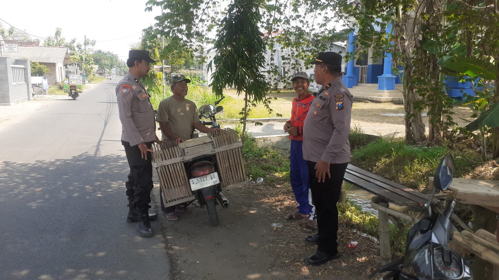 Anggota Polsek Jogoroto Patroli Mobiling Serta Dialogis Kamtibmas Dengan Warga Masyarakat Agar Selalu Waspda Terhadap Pelaku 3C Dan Gangguan Kamtibmas Lainnya