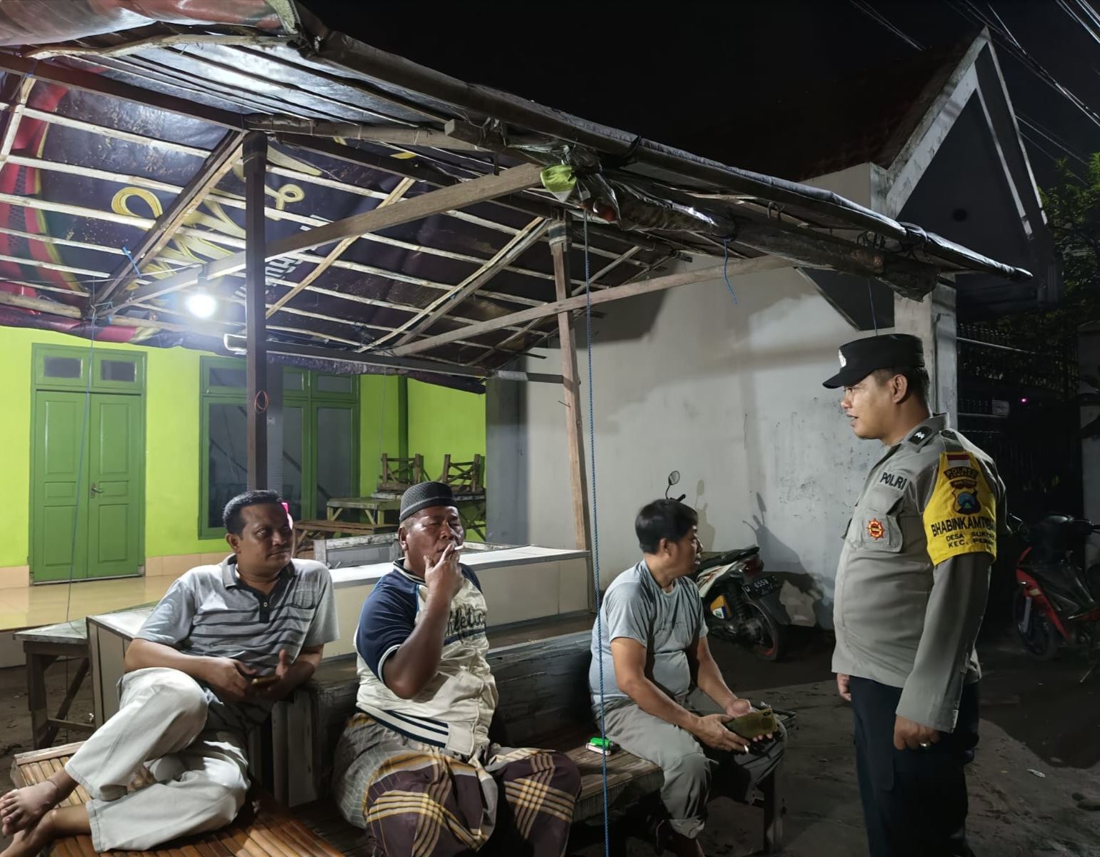Regu piket SPKT Polsek Perak patroli malam hari ke warkop yang buka malam hari