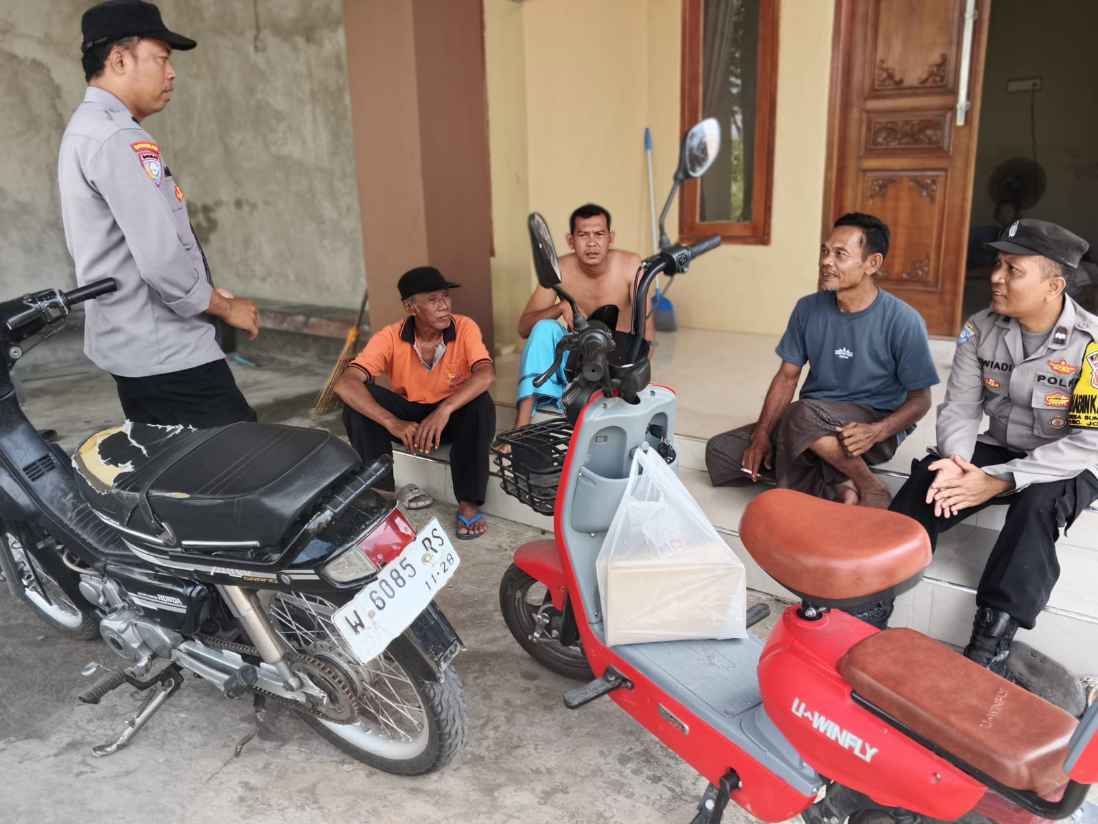 Anggota Personil Polsek Jogoroto Berupaya Selalu Hadir Di Tengah Tengah Masyarakat Guna Ciptakan Rasa Aman Dan Nyaman Bagi Warga Masyarakat