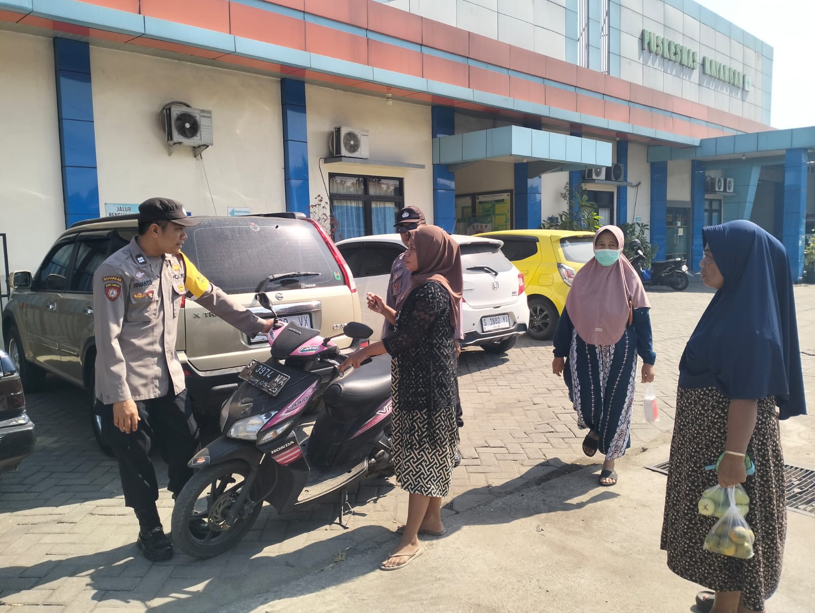 Personil Polsek Jogoroto Memberikan Himbauan Keselamatan Berlalu-lintas kepada Warga Masyarakat Khususnya Ibu Ibu