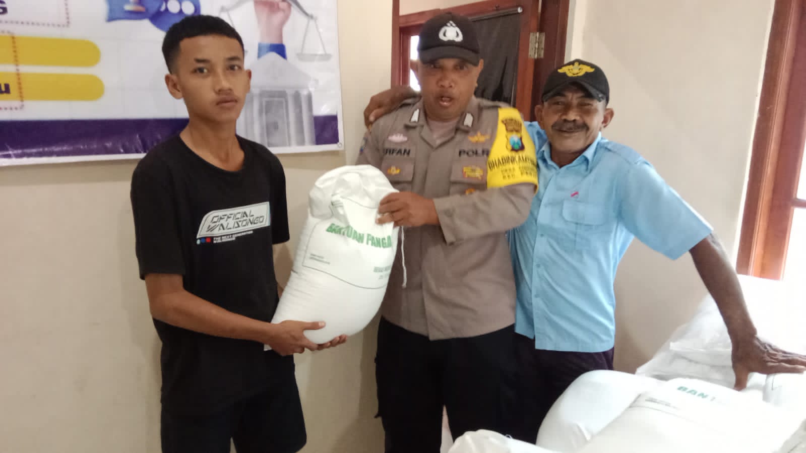 Giat pengamanan bantuan pangan dikantor desa Cangkringrandu oleh bhabinkamtibmas Bripka M Irfan