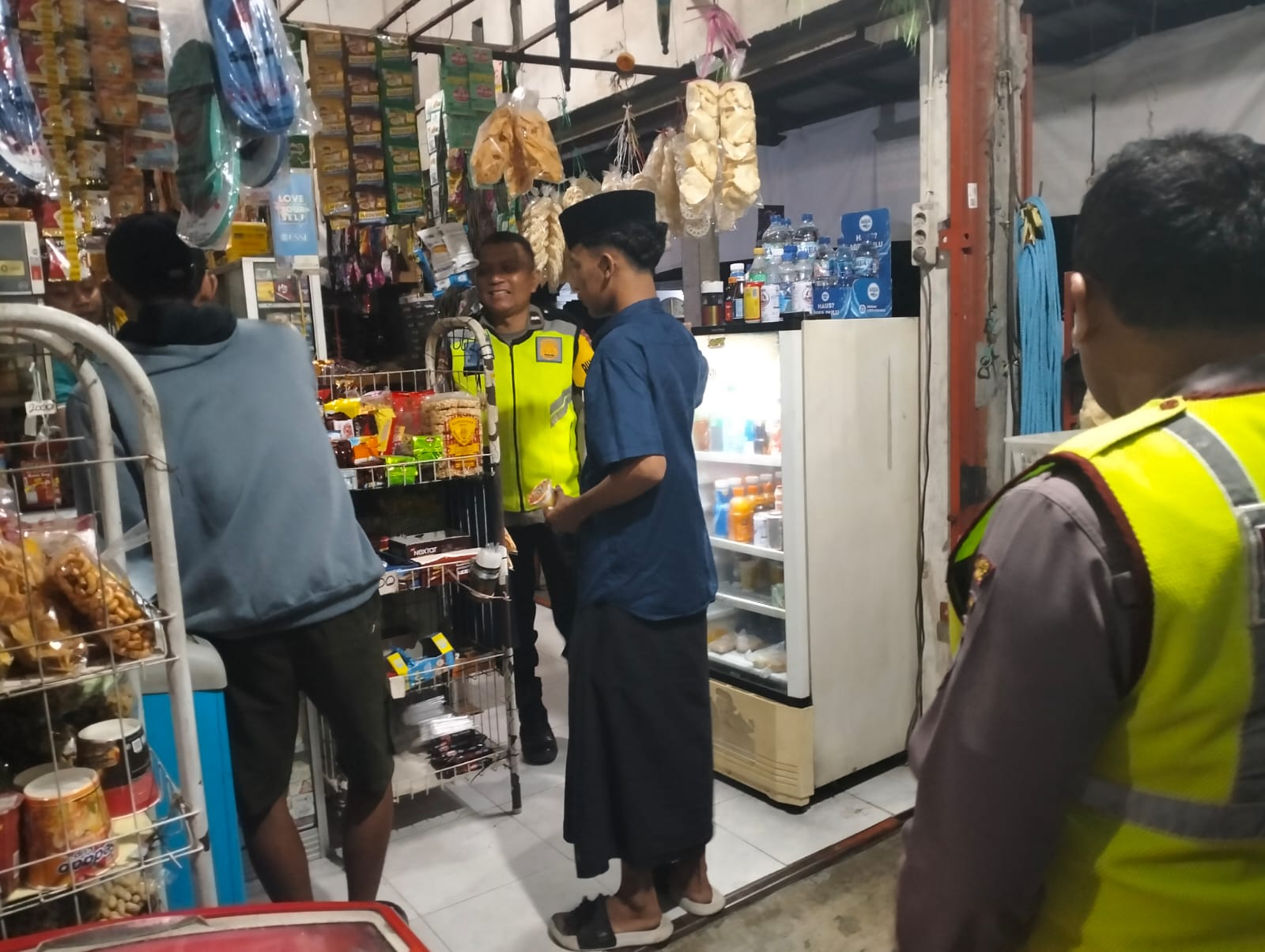 Sambangi Obyek Vital Pertokoan Anggota Polsek Jogoroto Memberi Himbauan Harkamtibmas Kepada Pemilik Toko