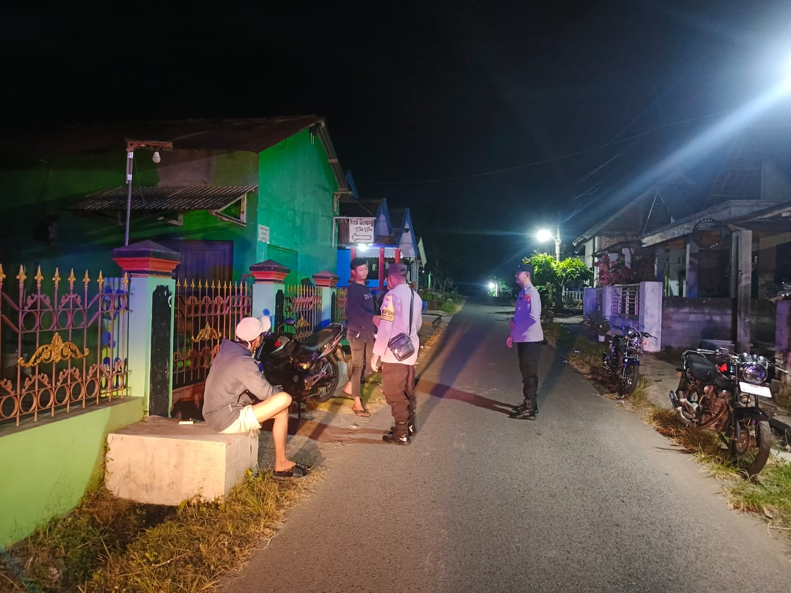 Personel Polsek Bareng Laksanakan Patroli Sepertiga Malam di Desa Ngampungan