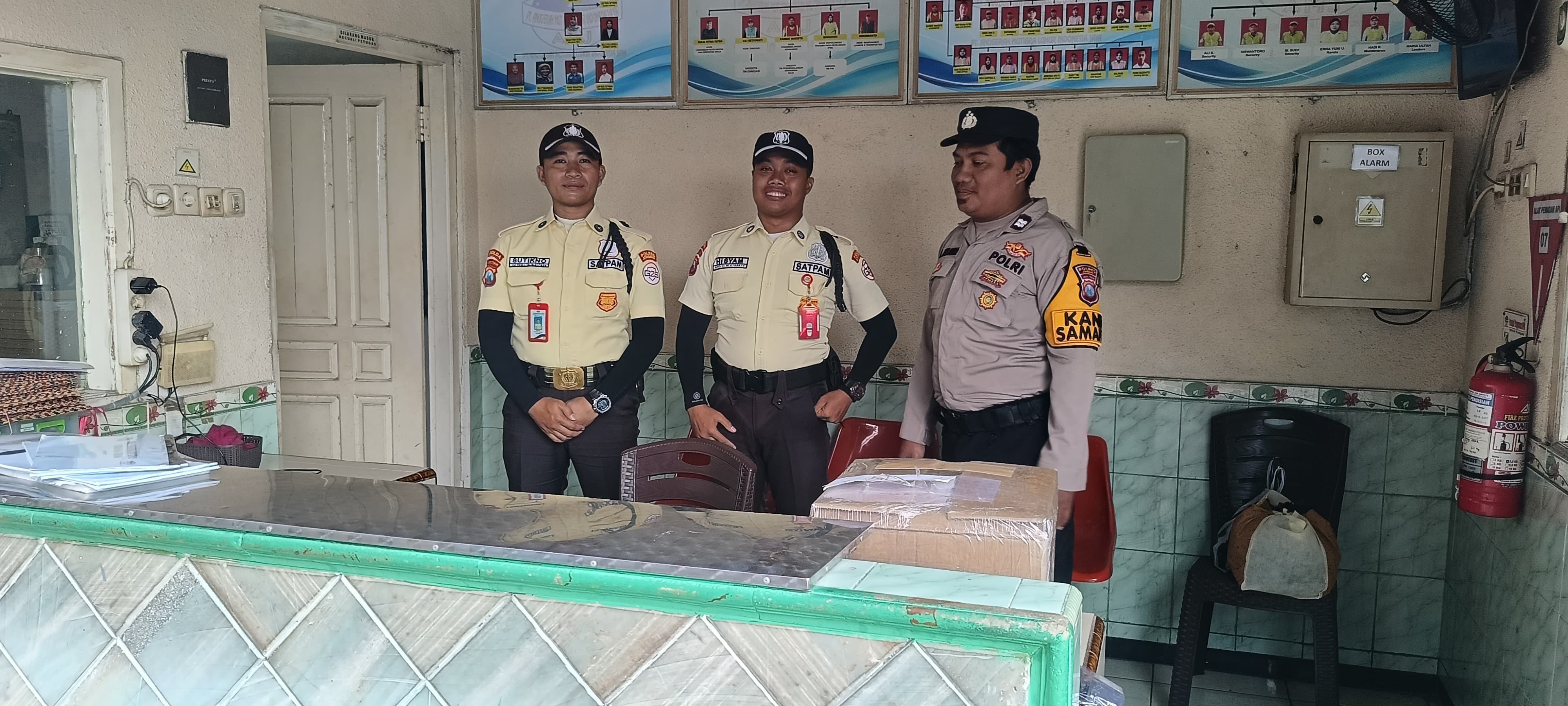 Kanit Samapta Aiptu Agus Zakaria sambangi PT MPS Perak dalam giat patroli siang hari