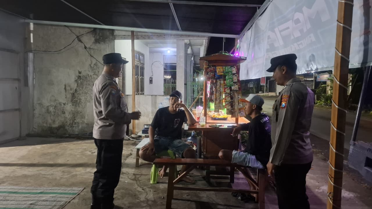 Personil Polsek Bareng Melaksanakan Pengaturan Jalan Guna Antisipasi Kemacetan