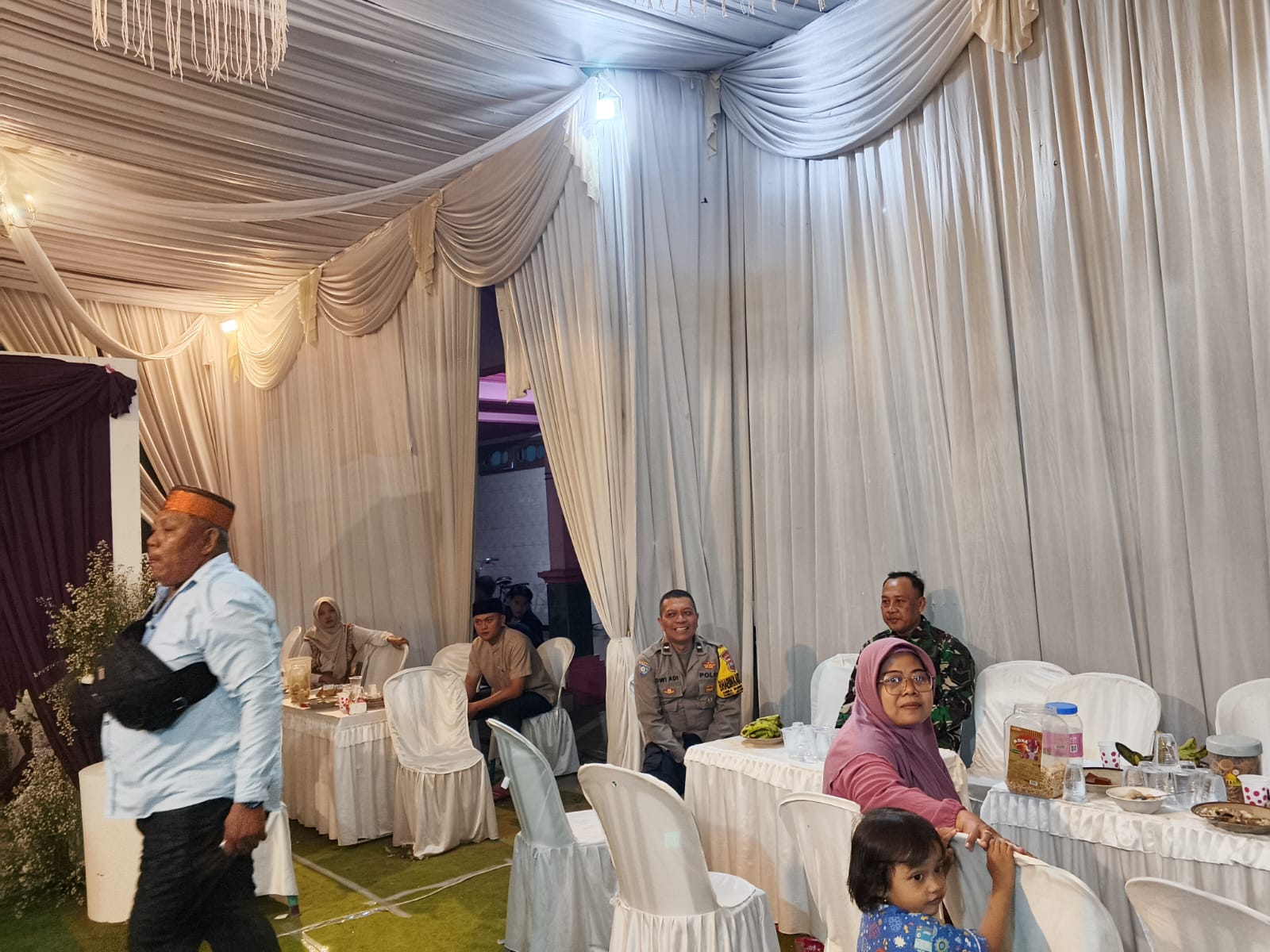Bhabinkamtibmas Desa Sumbermulyo Aipda Dwi Adi S Melaksanakan Giat Pam Electone Dalam Rangka Hajatan Pernikahan