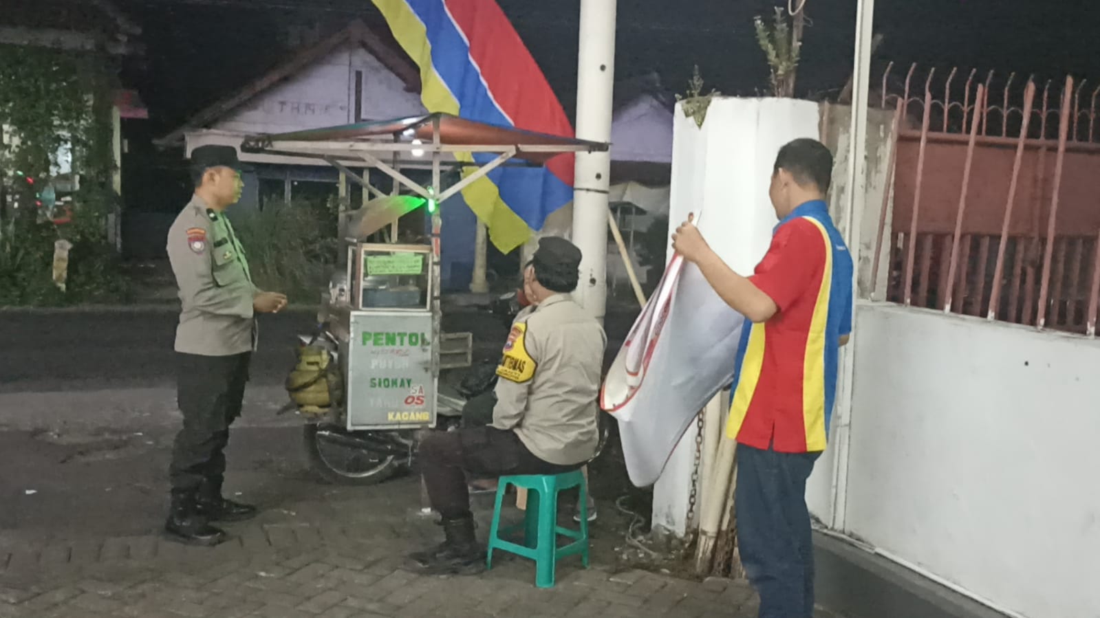 Personel Polsek Jogoroto Dengan Menggunakan Kendaraan Dinas, Berkeliling Di Wilayah Hukum Polsek Jogoroto Guna Memastikan Situasi Tetap Aman Dan Kondusif.