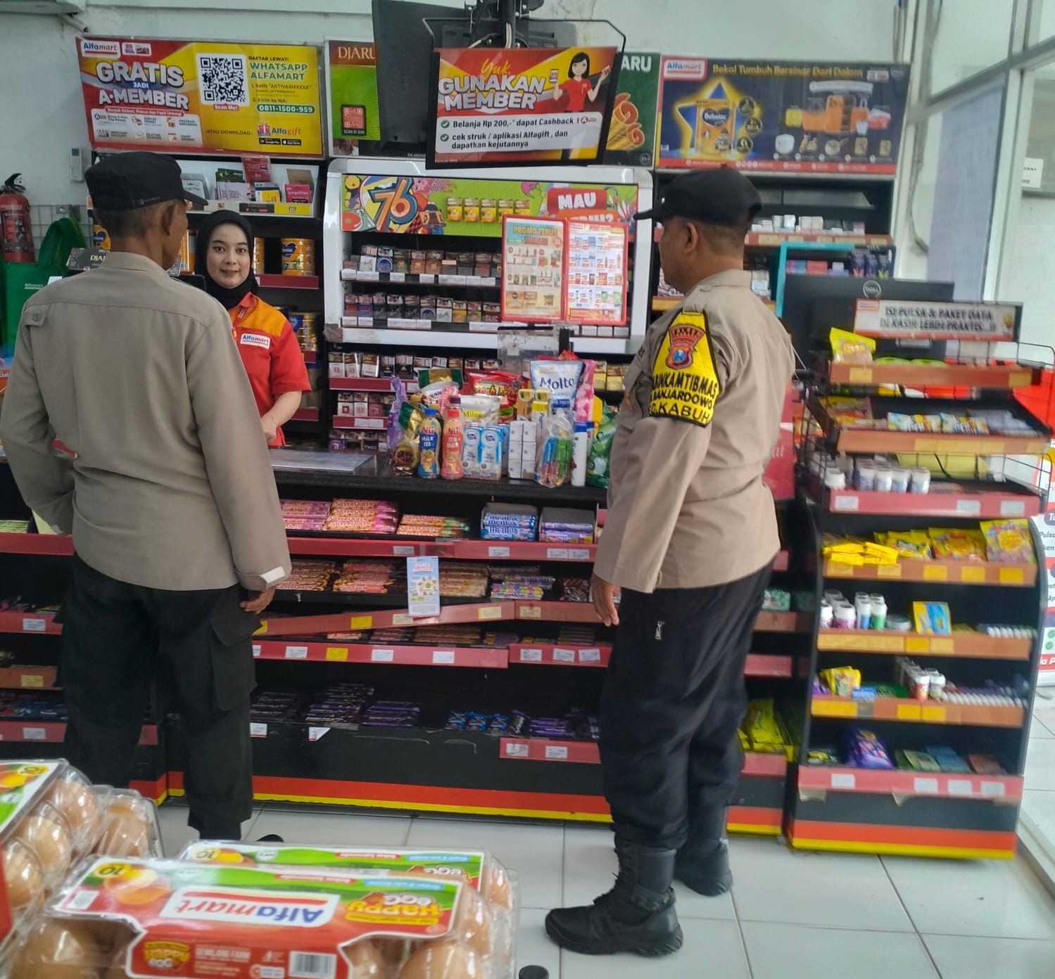 PATROLI DIALOGIS DI ALFAMART UNTUK CIPTAKAN SITUASI KAMTIBMAS YANG KONDUSIF