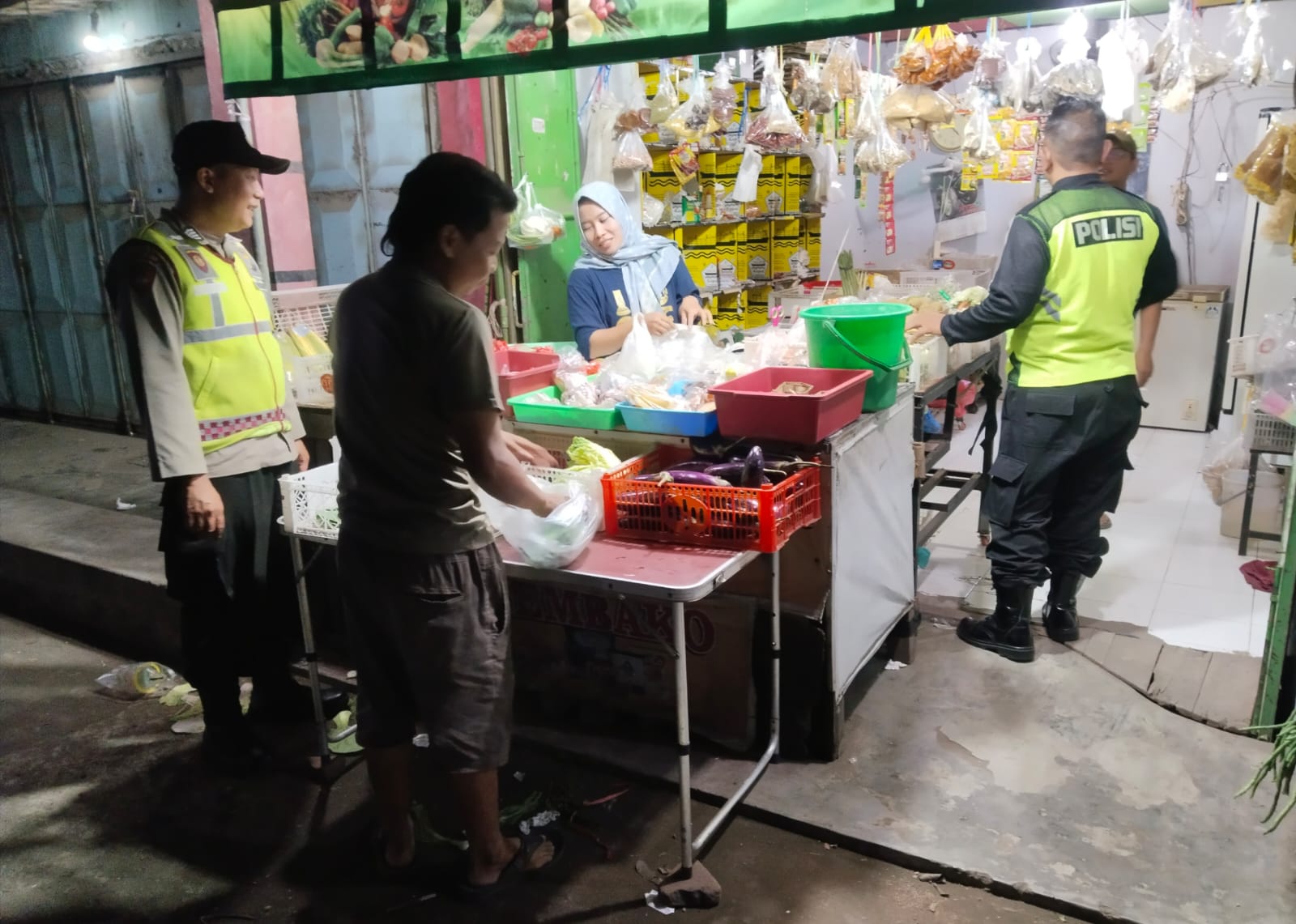 Polsek Sumobito melaksanakan giat patroli malam hari cegah potensi gangguan