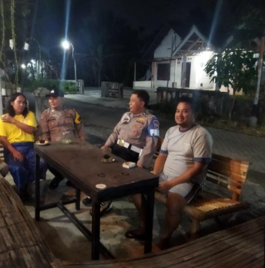 Kanit Binmas Polsek Jogoroto Bersama Anggota SPKT Polsek Jogoroto Aiptu Nanang H Terlihat Berdialogis Bersama Dengan Warga Desa Ngumpul