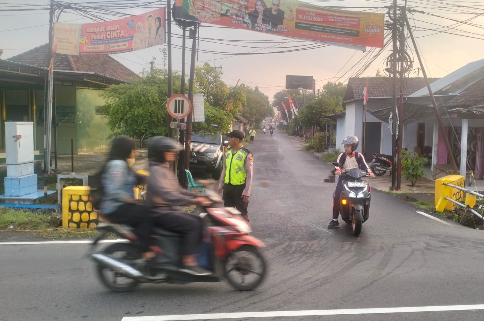 Aiptu Romi Melaksanakan Kegiatan Pengaturan Lalu Lintas