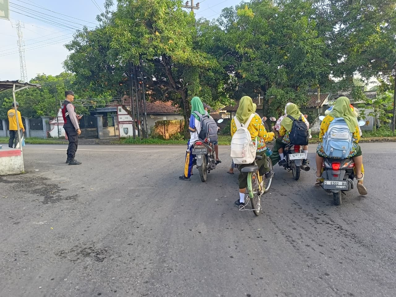 Polsek Perak giat kring pagi hari di pertigaan Sembung ciptakan kelancaran arus lalu lintas