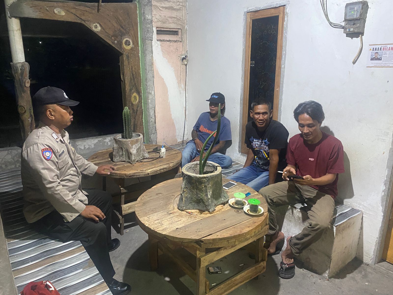 Regu piket SPKT Polsek Perak sambangi warga yang berada di warkop sampaikan pesan Kamtibmas
