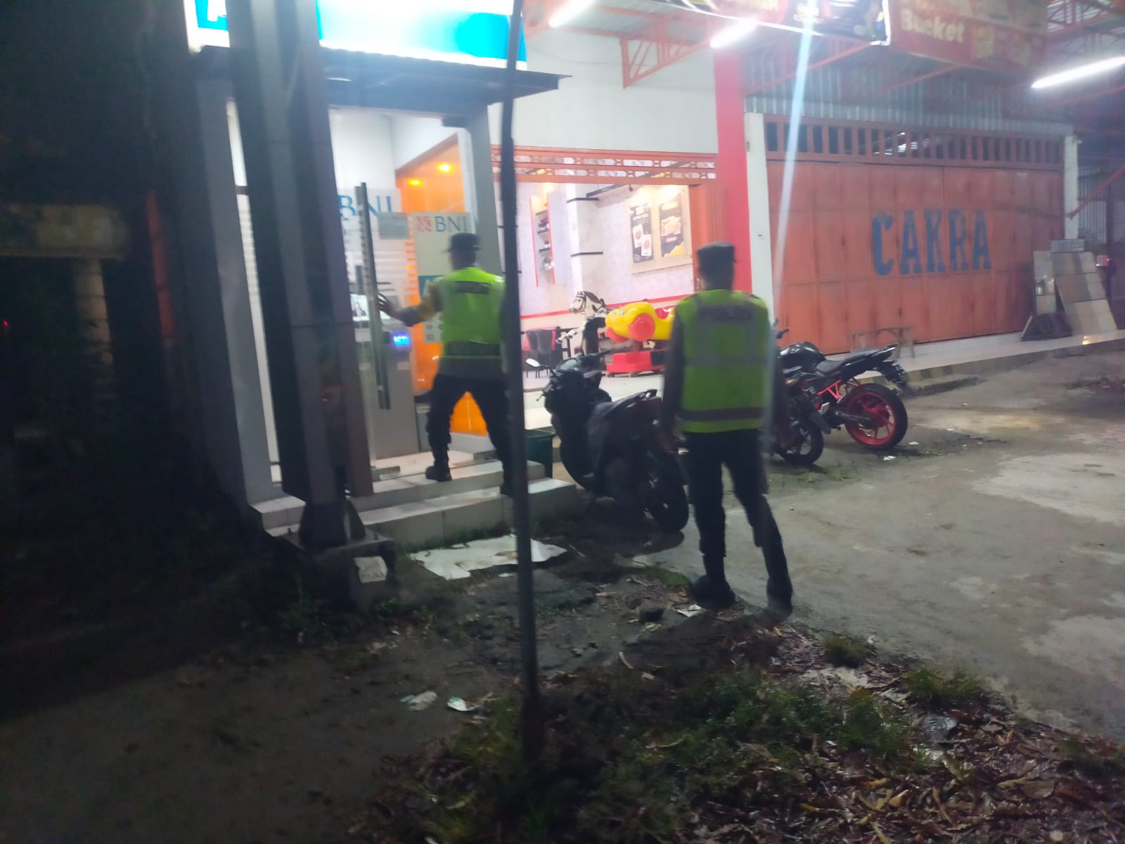 Tingkatkan Keamanan Wilayah, Polsek Kabuh Patroli di Perbankan