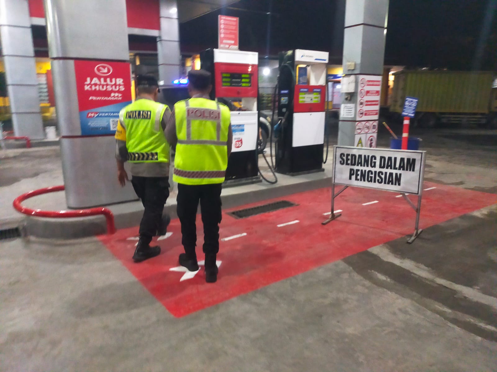 Polsek Kabuh Gelar Patroli Dialogis Di SPBU kabuh.