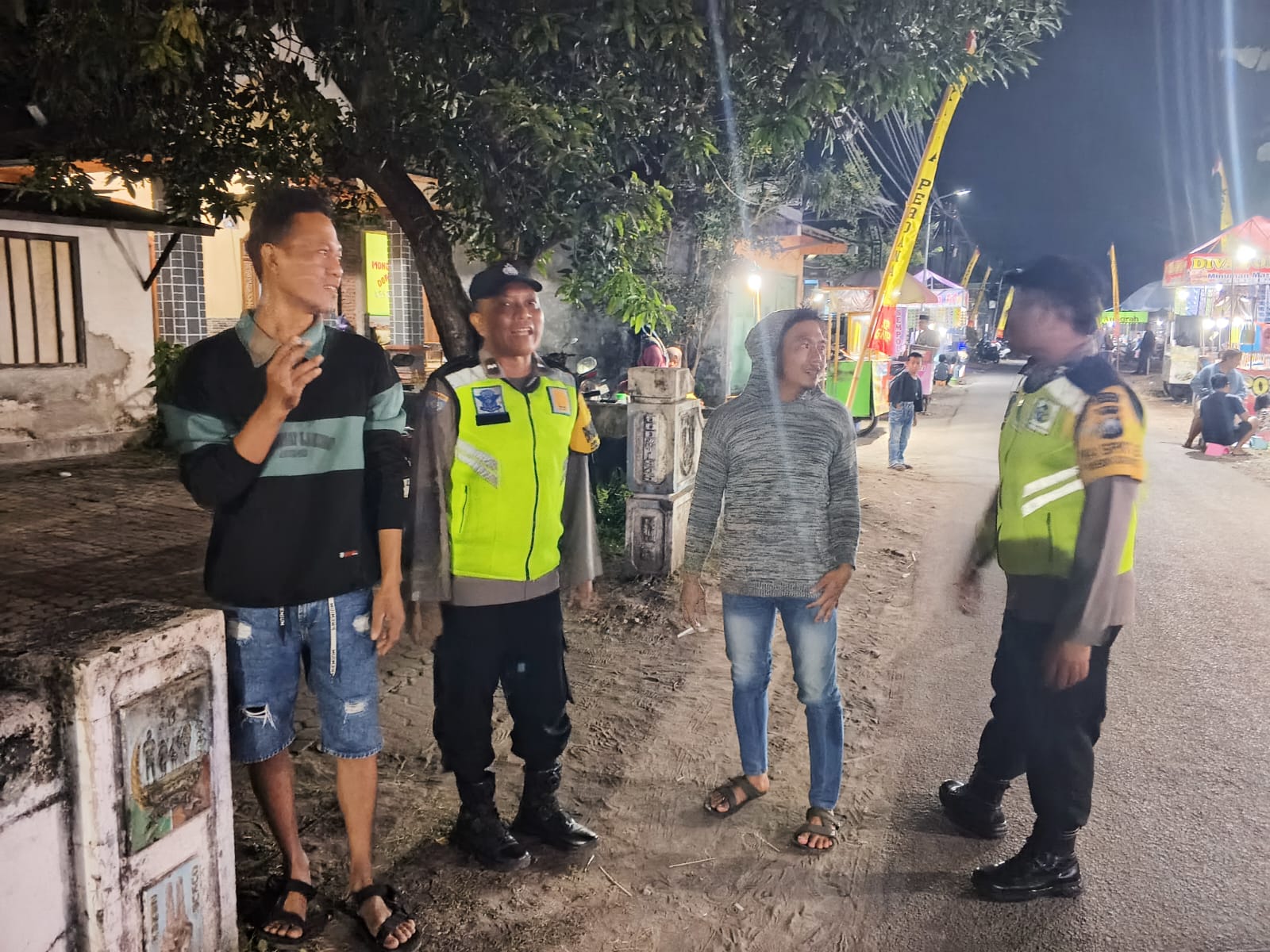 Ka SPKT Polsek Jogoroto Aiptu Iswanto bersama Anggota lainnya terlihat berdialogis bersama dengan warga Desa Jogoroto