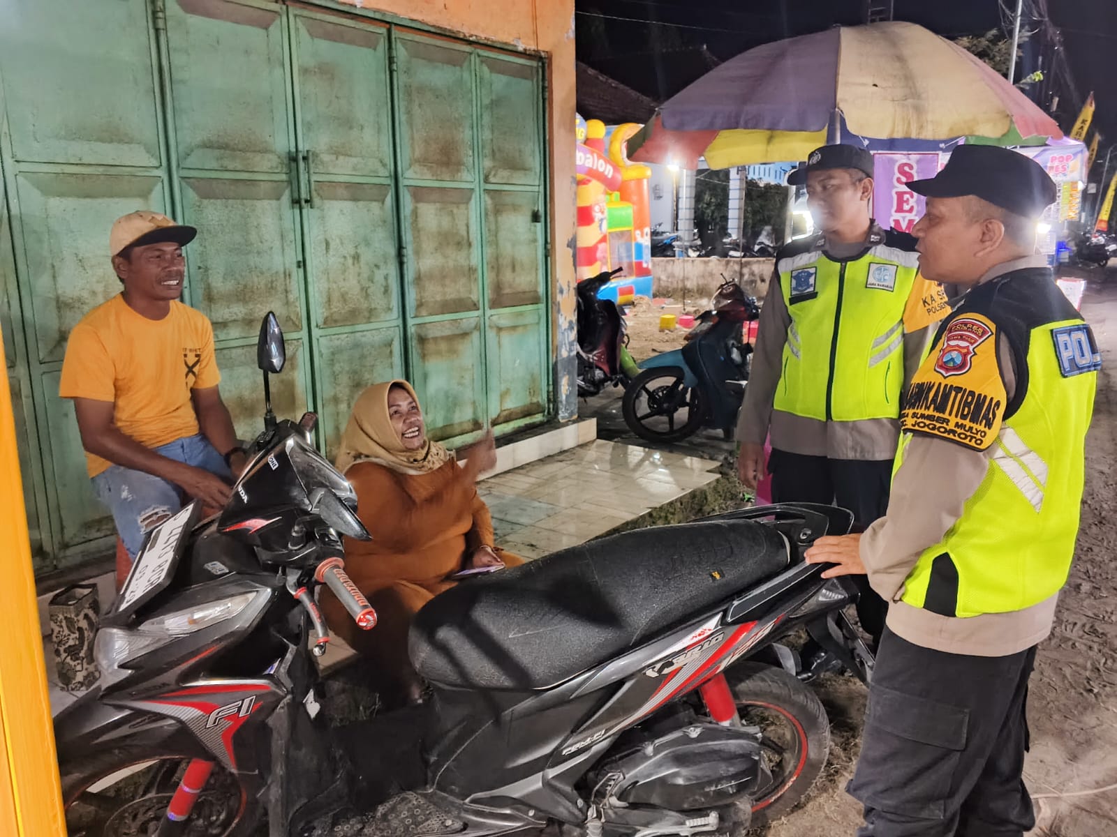 Aiptu Kusno Wibowo bersama Aipda Dwi Adi S yang juga bertugas sebagai bhabinkamtibmas melaksanakan Patroli sambangi desa Sumbermulyo