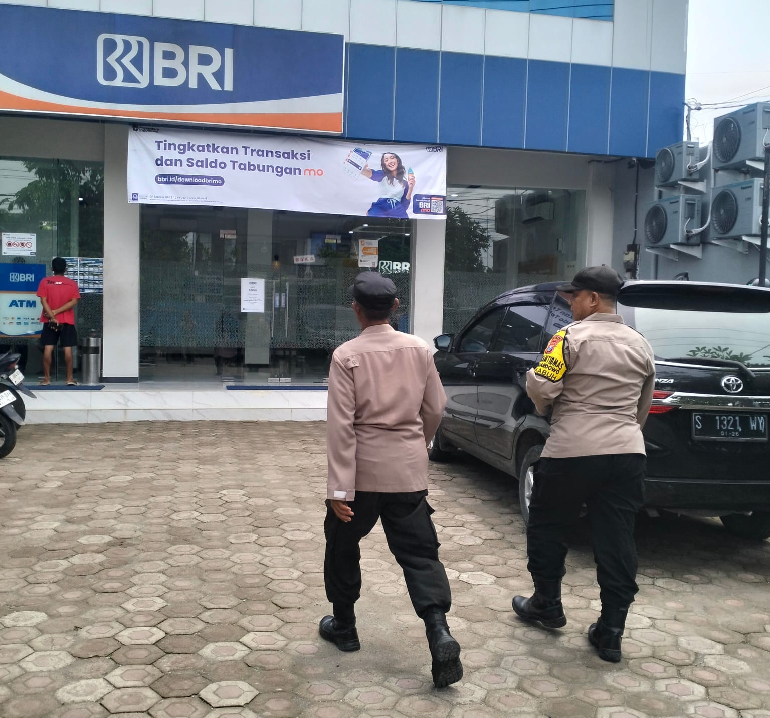 Tingkatkan Keamanan, Polsek Kabuh Patroli di Perbankan