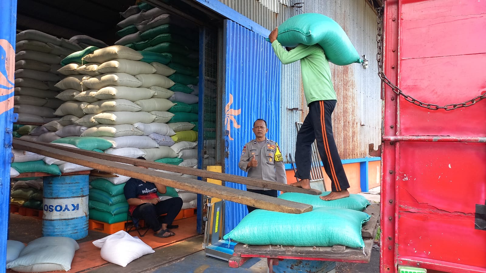 Wujud Dukungan Ketahanan Pangan, Polisi Kawal Pengiriman 10 Ton Jagung ke Bulog Jombang