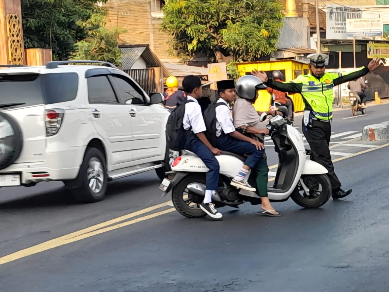Sebrangkan anak sekolah, Protap kring pagi polsek mojoagung